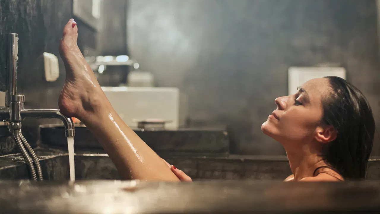 শীতকালত সাৱধানতা অৱলম্বন কৰাটো অতি প্ৰয়োজনীয়। বিশেষকৈ শীতকালত ছালখন অতি শুকান হৈ পৰে। কেৱল এয়াই নহয়, চুলিৰ সমস্যাই আপোনাক খেদি ফুৰে। এনে পৰিস্থিতিত শীতকালত কিছু বিশেষ সাৱধানতা অৱলম্বন কৰাটো অতি প্ৰয়োজনীয়।