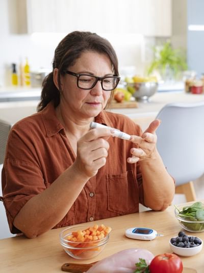 আপোনাৰ ডায়েবেটিছ আছে নেকি ? দিনটোৰ ব্যস্ততাৰ মাজত চুগাৰ নিয়ন্ত্ৰণ কেনেকৈ কৰিব ?