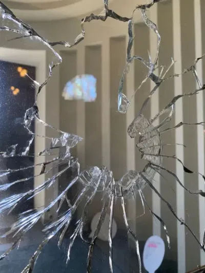 ঘৰত কাঁচৰ বস্তু ভঙাটো কিহৰ সংকেত? শুভ নে অশুভ জানক…