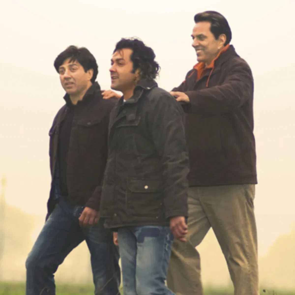 ধৰ্মেন্দ্ৰই ছানি দেউল আৰু ববি দেউলৰ সৈতে অভিনয় কৰিছিল "অপনে" ছবিখনত। পিতৃ-পুত্ৰৰ কাহিনীয়ে দৰ্শকৰ হৃদয় জয় কৰিছিল। পাৰিবাৰিক প্ৰেমৰ এই কাহিনী Amazon Prime Video ত চাব পাৰিব।