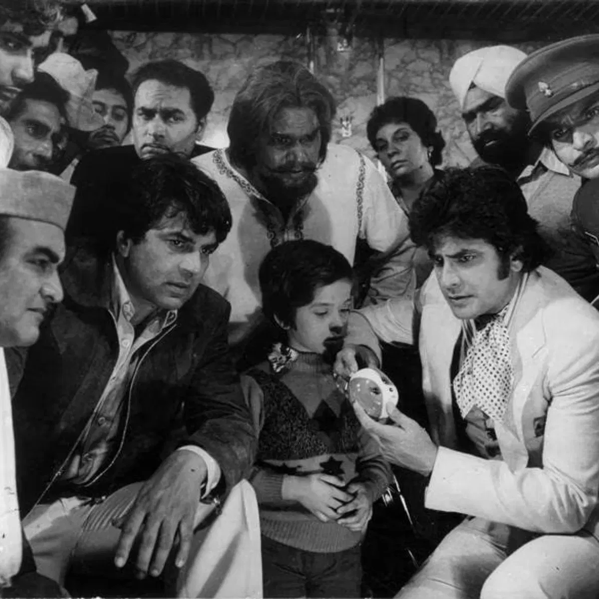 ১৯৮০ চনৰ অপৰাধ-ৰোমাঞ্চকৰ ছবি "দ্য বাৰ্নিং ট্ৰেইন"ত ধৰ্মেন্দ্ৰই তেওঁৰ শক্তিশালী অভিনয়েৰে দৰ্শকক মোহিত কৰিছিল। ছবিখনৰ কাহিনী হত্যা, ষড়যন্ত্ৰ আদিকে ধৰি বিভিন্ন কৌশলেৰে দৰ্শকক মোহিত কৰি পেলাইছিল। এই ক্লাছিক ছবিখন Amazon Prime Video আৰু Jio Hotstar ত চাব পাৰিব।