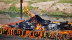 মহিলাসকলে মৃতদেহ সৎকাৰ কৰিব পাৰেনে? গৰুড় পুৰাণৰ মতে...