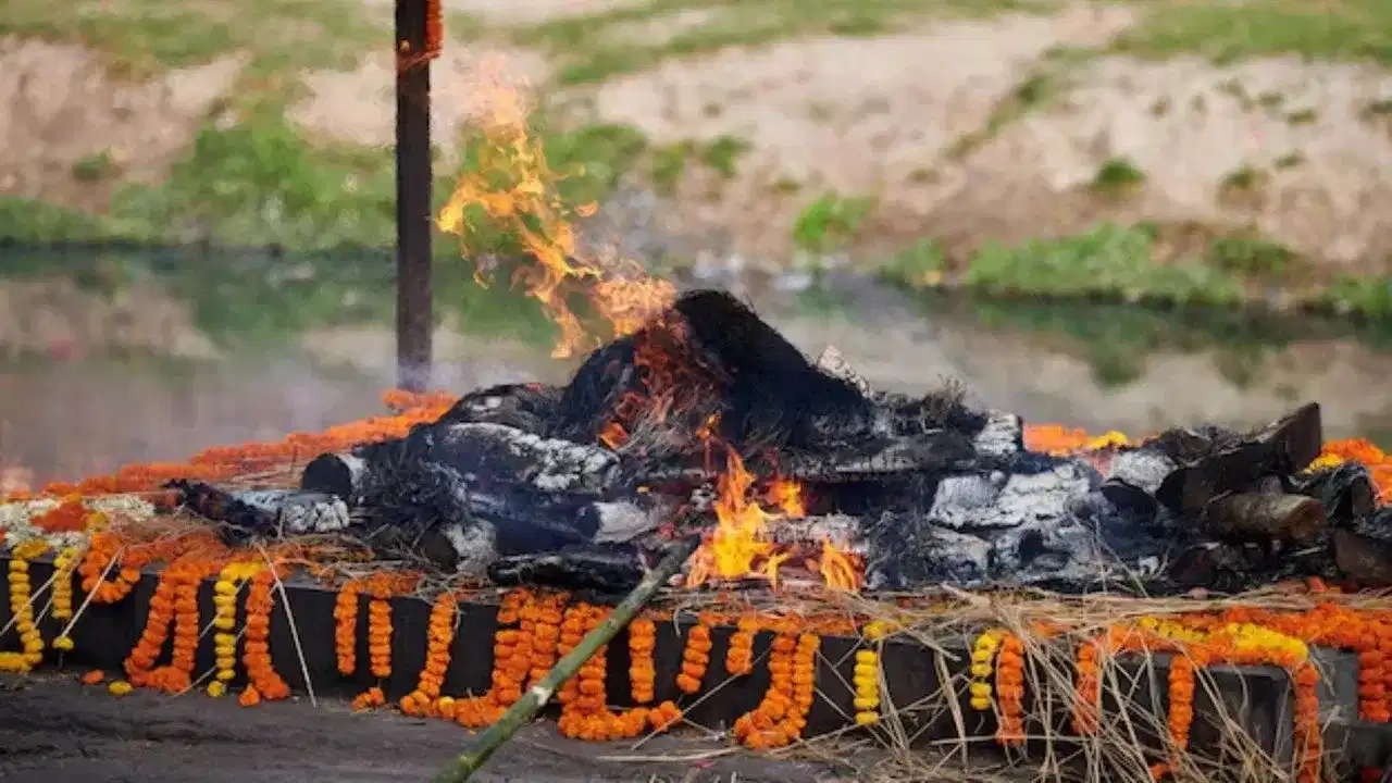 মহিলাসকলে মৃতদেহ সৎকাৰ কৰিব পাৰেনে? গৰুড় পুৰাণৰ মতে... মহিলাসকলে মৃতদেহ সৎকাৰ কৰিব পাৰেনে? গৰুড় পুৰাণৰ মতে...