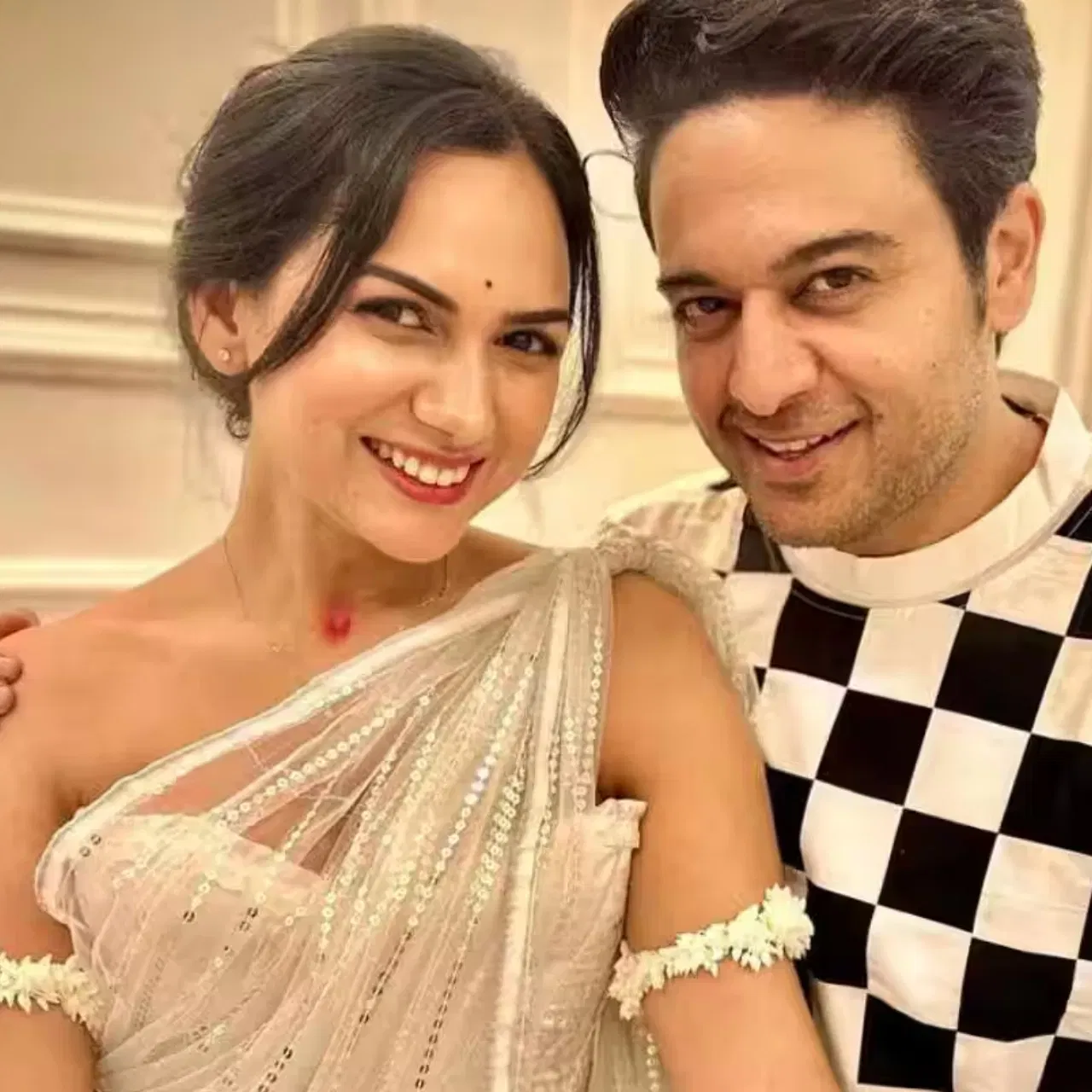 বয়সৰ যথেষ্ঠ পাৰ্থক্য আছে দুয়োৰে মাজত। গৌৰৱৰ দৰে আকাংক্ষায়ো টেলিভিছনত কাম কৰি আছে। ২০১৫ চনত টিভি ধাৰাবাহিক "স্বৰাগিনী"ৰ জৰিয়তে তেওঁৰ কেৰিয়াৰ আৰম্ভ হৈছিল। শ্ব’টোত পৰিনীতা চৰিত্ৰত অভিনয় কৰিছিল।