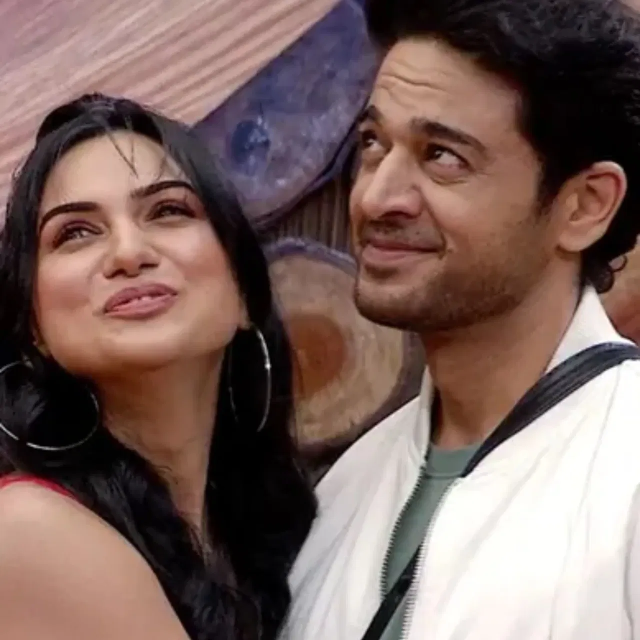 গৌৰৱ খান্নাই "বিগ বছ ১৯"ৰ সৈতে জড়িত হোৱাৰ বাবে অহৰহ বাতৰিৰ শিৰোনাম দখল কৰি আহিছে। এতিয়া তেওঁৰ পত্নী আকাংক্ষা চমোলাও চৰ্চালৈ আহিছে। আচলতে শেহতীয়াকৈ তেওঁক শ্ব’টোত দেখা গৈছিল। "বিগ বছ" পৰিয়াল সপ্তাহৰ অংশ হিচাপে মেকাৰসকলে কিছু সময়ৰ বাবে ঘৰলৈ লৈ আহিছিল।