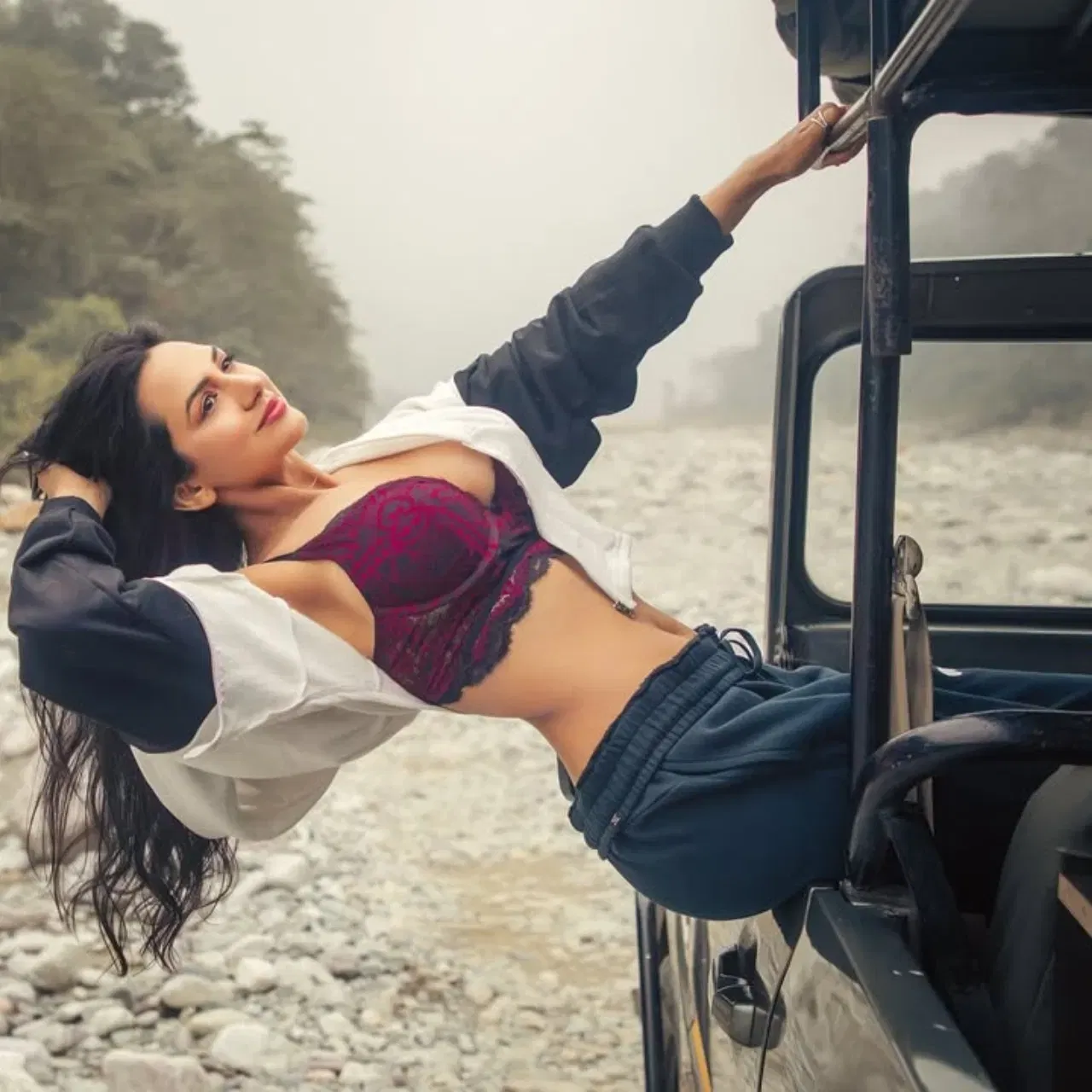 আকাংক্ষা মুম্বাইৰ বাসিন্দা। ২০১৬ চনৰ ২৪ নৱেম্বৰত গৌৰৱৰ সৈতে বিবাহপাশত আবদ্ধ হৈছে। তেওঁক "ভূতু" আৰু "ৰিৱাইণ্ড ৱালা লাভ"ৰ দৰে টিভি শ্ব'তো অভিনয় কৰা দেখা যায়। অভিনয়েৰে সদায় হৃদয় জয় কৰি আহিছে।