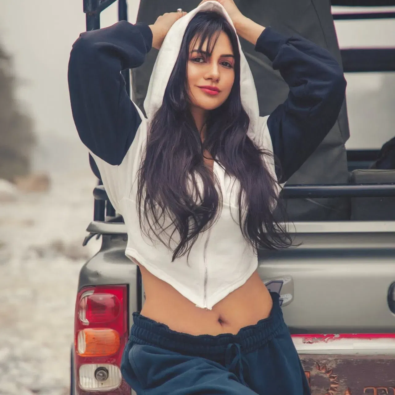 আকৰ্ষণীয় অভিনয়ৰ উপৰিও ফেশ্বন চেন্সৰ বাবেও তেওঁ পৰিচিত। ছ'চিয়েল মিডিয়াত সঘনাই নিজৰ ফটো শ্বেয়াৰ কৰে। তেওঁৰ ফেশ্বনৰ প্ৰতিটো লুক অতুলনীয়।