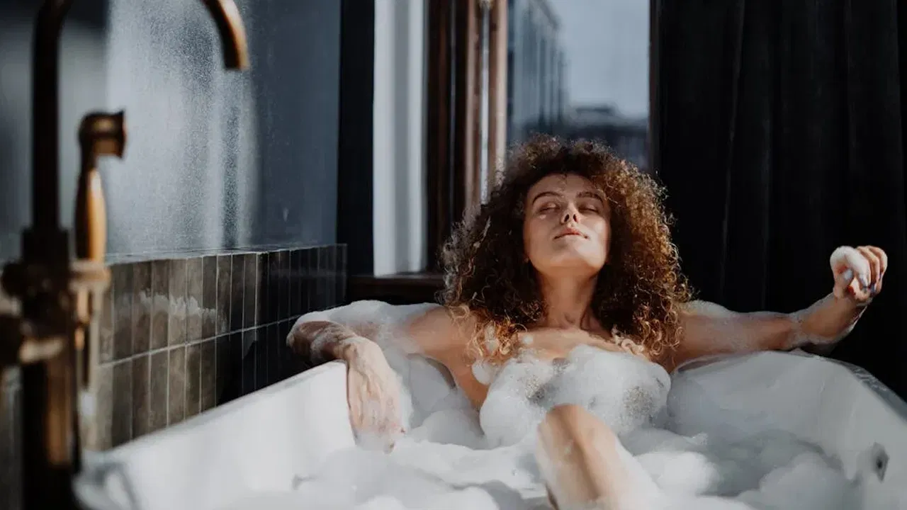 গৰম পানীৰ সলনি কুহুমীয়া পানী ব্যৱহাৰ কৰিব পাৰে। গৰম পানীয়ে চুলিৰ গুৰিৰ ক্ষতি কৰে। অৱশ্যে শীতকালত ঠাণ্ডা পানীৰে মূৰটো গা ধোৱাটো নিশ্চিতভাৱে সম্ভৱ নহয়। তেনে ক্ষেত্ৰত কুহুমীয়া পানী ব্যৱহাৰ কৰিব পাৰে।