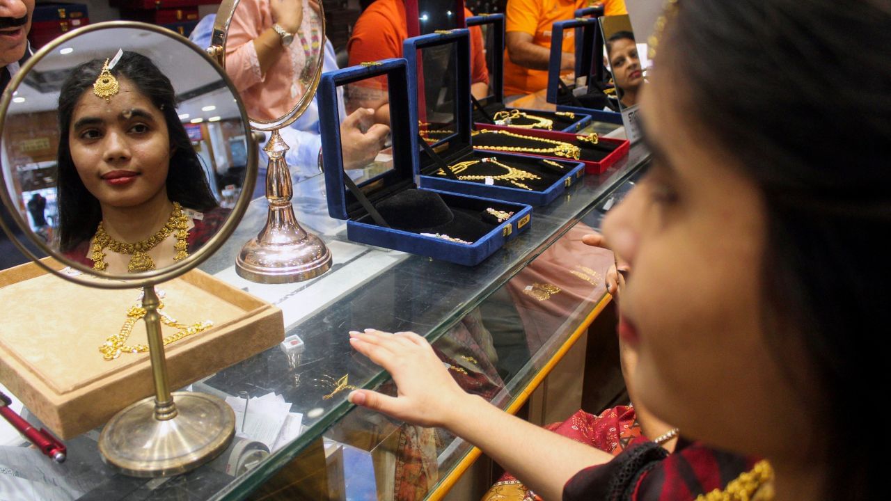 আজি দিল্লীত ২৪ কেৰেট সোণৰ মূল্য প্ৰতি ১০ গ্ৰামত ১,২২,৭৩০ টকা। ২২ কেৰেট সোণৰ দাম প্ৰতি ১০ গ্ৰামত ১১২,৫১০ টকা।