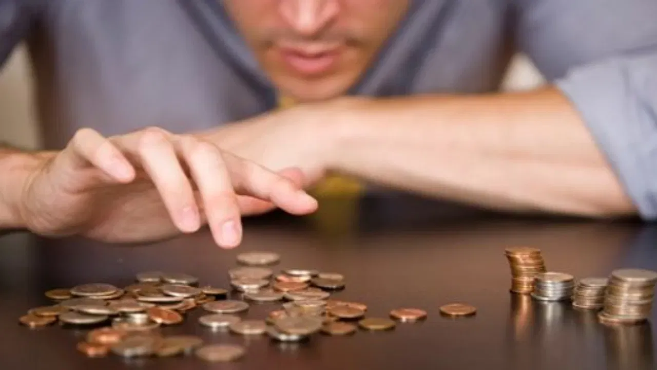 দক্ষিণ-পশ্চিম দিশত বাথৰুম, মাটিৰ তলৰ টেংক বা গাঁত নিৰ্মাণ কৰাটো এৰক। কাৰণ ইয়াৰ ফলত আপোনাৰ ঋণৰ বোজা বৃদ্ধি পাব পাৰে। বাথৰুমটো যদি দক্ষিণ-পশ্চিম দিশত থাকে তেন্তে চুকত নিমখৰ বাটি এটা ৰাখক। ঘৰৰ উত্তৰ ফালটো কেতিয়াও গধুৰ বা উচ্চ গঠনেৰে নিৰ্মাণ নকৰিব, আৰু এই বেৰত গধুৰ আচবাব ৰখাৰ পৰা বিৰত থাকিব।