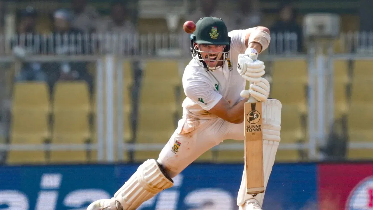 গুৱাহাটী টেষ্টত দক্ষিণ আফ্ৰিকাৰ কিছু আকৰ্ষণীয় বেটিং দেখা গ’ল। প্ৰথম ইনিংছত ৪৮৯ ৰান সংগ্ৰহ কৰাৰ পিছত আফ্ৰিকান বেটছমেনসকলেও দ্বিতীয় ইনিংছত ভাৰতীয় বলিঙক বিধ্বস্ত কৰে। ফলত দক্ষিণ আফ্ৰিকাই ৫৪৮ ৰানৰ অগ্ৰগতি লাভ কৰিবলৈ সক্ষম হয় আৰু ভাৰতে জয়ৰ বাবে ৫৪৯ ৰানৰ লক্ষ্য নিৰ্ধাৰণ কৰে। (PHOTO CREDIT- PTI)