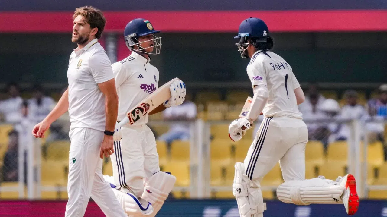 কেৱল ভাৰততে নহয়, এছিয়াতো কোনো দলেই টেষ্ট মেচত জয়ী হ’বলৈ ৪০০তকৈ অধিক ৰানৰ অতিক্ৰম কৰা নাই। ২০২১ চনৰ চট্টগং টেষ্টত ৱেষ্ট ইণ্ডিজে বাংলাদেশৰ বিৰুদ্ধে ৩৯৫ ৰানৰ লক্ষ্য খেদি, যিটো এছিয়াৰ এতিয়ালৈকে সৰ্বাধিক সফল ৰানৰ লক্ষ্য। যদি টীম ইণ্ডিয়াই এই মেচত জয়ী হ’ব বিচাৰে তেন্তে তেওঁলোকে এই অভিলেখ ভংগ কৰিব লাগিব, যিটো কোনো সহজ কাম নহয়। (PHOTO CREDIT- PTI)