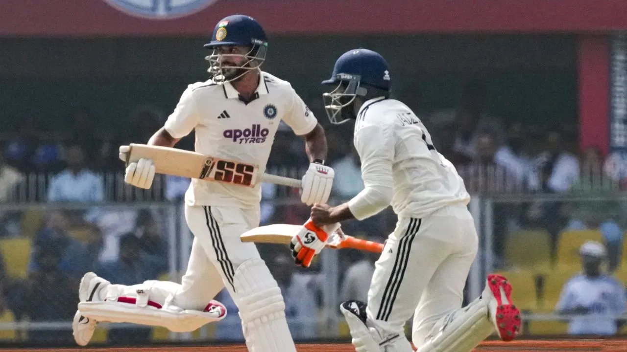 ভাৰতত দ্বিতীয় ইনিংছত কোনো দলে ভাৰতীয় দলৰ বিৰুদ্ধে ৫০০ বা তাতকৈ অধিক ৰাণত অগ্ৰগতি লাভ কৰা এয়া দ্বিতীয়বাৰৰ বাবে। শেষবাৰৰ বাবে এনেকুৱা হৈছিল ২১ বছৰ পূৰ্বে, যেতিয়া ২০০৪ চনৰ নাগপুৰ টেষ্টত অষ্ট্ৰেলিয়াই ৫৪২ ৰানত অগ্ৰগতি লাভ কৰিছিল। (PHOTO CREDIT- PTI)
