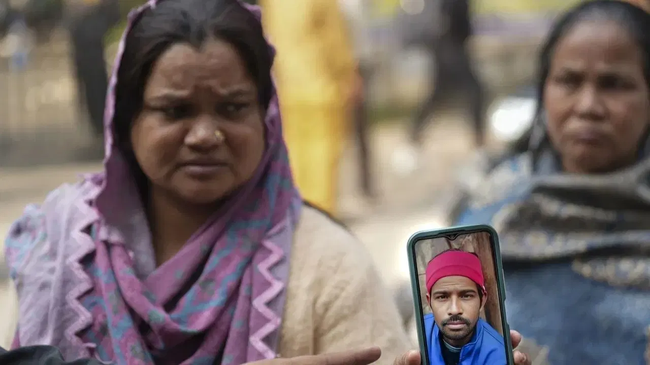 দিল্লীৰ শাস্ত্ৰী পাৰ্ক এলেকাৰ বাসিন্দা জুমমানে ই-ৰিক্সা চলাই লালকিল্লাৰ চাৰিওফালে ঘূৰি ফুৰিছিল। দুৰ্ঘটনাৰ দিনা বিস্ফোৰণ হোৱা গাড়ীখনৰ কাষত উপস্থিত আছিল, যাৰ ফলত তেওঁৰ মৃতদেহটো টুকুৰা টুকুৰকৈ ৰাস্তাত সিঁচৰতি হৈ পৰিছিল। এলএনজেপিৰ বাহিৰত জুমনৰ পৰিয়ালৰ লোকে তেওঁক বিচাৰি উলিয়ায় যদিও বহুদিন বিচাৰি নাপালে। তেওঁৰ নীলা জেকেটৰ দ্বাৰা তেওঁক চিনাক্ত কৰা হৈছিল। কেইবাটাও টুকুৰাত পৰি থকা মৃতদেহটোৰ অৱস্থা দেখি পৰিয়ালটো বিধ্বস্ত হৈ পৰে।