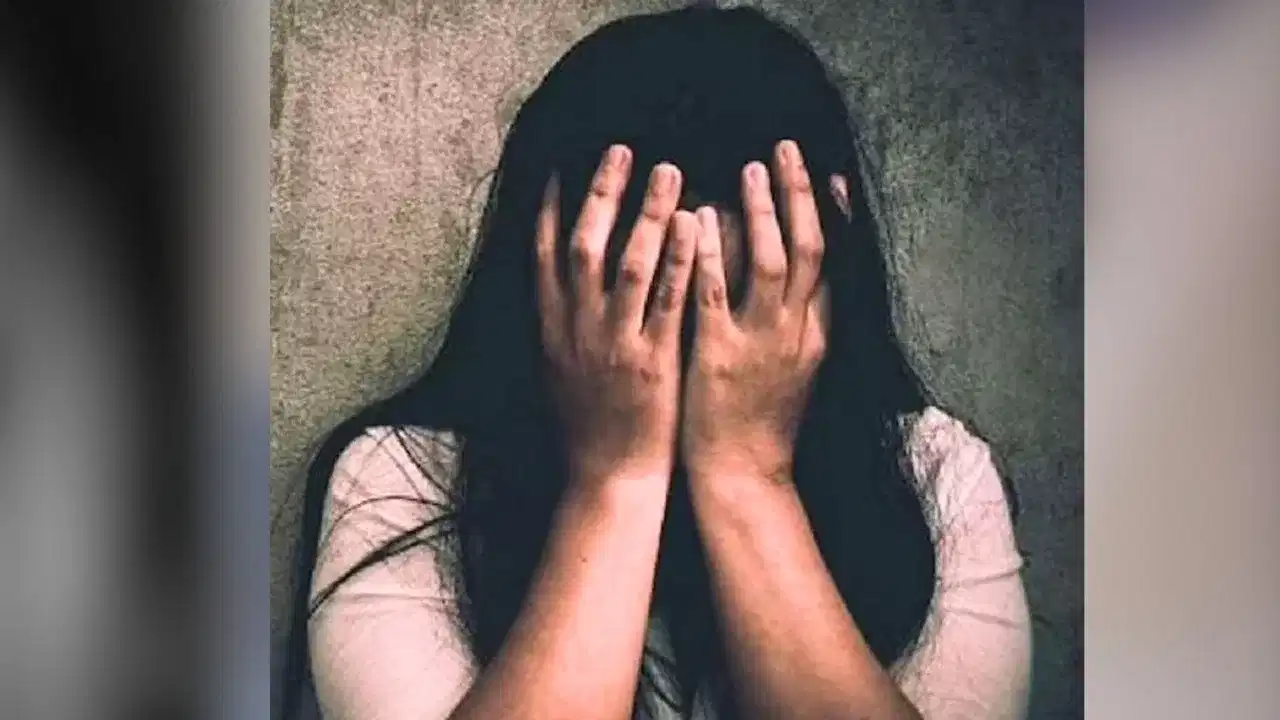 বহি আছিল প্ৰেমিকৰ সৈতে, প্ৰথমে অপহৰণ, তাৰ পিছত কলেজীয়া ছাত্ৰীৰ সৈতে... বহি আছিল প্ৰেমিকৰ সৈতে, প্ৰথমে অপহৰণ, তাৰ পিছত কলেজীয়া ছাত্ৰীৰ সৈতে...