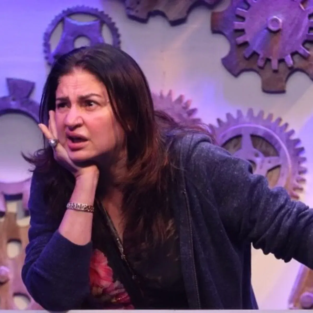 গোটেই কাহিনীটো আৰম্ভ হ’ল যেতিয়া তানিয়া মিট্টলে কুনিকাক কৈছিল যে মালতীক প্লেটেৰে খুন্দা মাৰিবলৈ চেষ্টা কৰাৰ বাবে ৰান টাস্কৰ সময়ত মালতীৰ ওপৰত খং উঠিছিল। ইয়াৰ পিছত কুনিকাই তনিয়াৰ ওচৰলৈ গৈ দাবী কৰিলে যে মালতী লেচবিয়ান বুলি তেওঁ একেবাৰে নিশ্চিত।