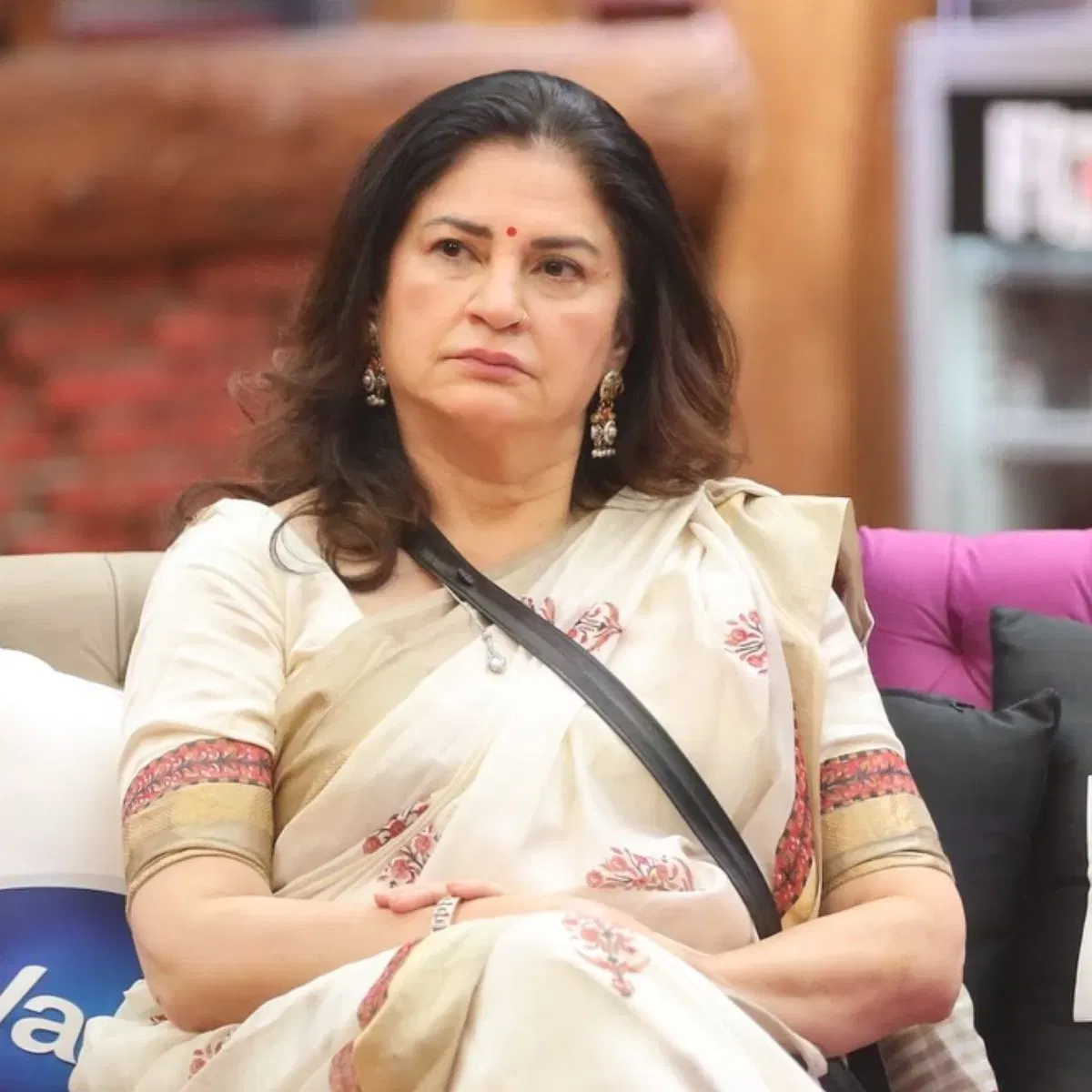 কুনিকাৰ এই দাবী সন্দৰ্ভত কোনো মন্তব্য কৰা নাছিল তানিয়াই। অৱশ্যে এতিয়া খণ্ডটোত এই কথা-বতৰা প্ৰচাৰৰ লগে লগে ব্যৱহাৰকাৰীয়ে ইয়াৰ ওপৰত মন্তব্য আগবঢ়াইছে। ছ'চিয়েল মিডিয়াতো দ্ৰুতগতিত ভাইৰেল হৈ পৰিছে এই ক্লিপটো।