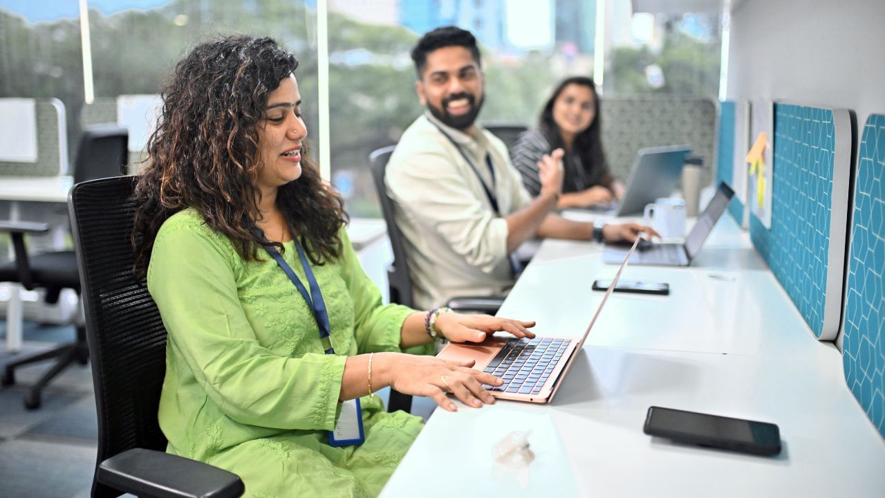 মহিলাসকলকো সমান দৰমহা আৰু সন্মানৰ নিশ্চয়তা দিয়া হ’ব, আৰু ৪০ কোটি শ্ৰমিকে সামাজিক সুৰক্ষা লাভ কৰিব।