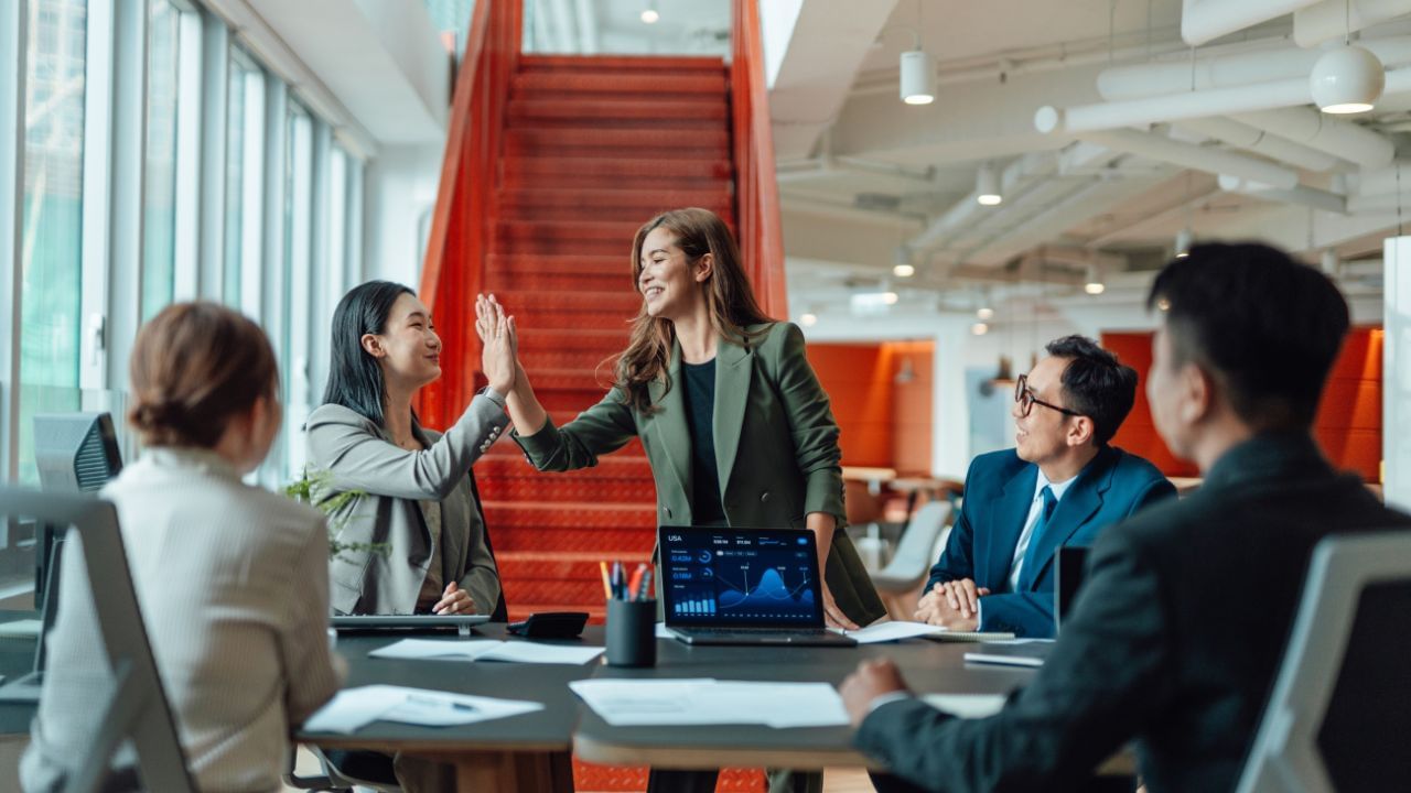 পুৰণি শ্ৰম আইনৰ ঠাইত কেন্দ্ৰীয় চৰকাৰে চাৰিটা নতুন শ্ৰম সংহিতা কাৰ্যকৰী কৰিছে। ইয়াৰ ভিতৰত কিছুমান মূল কথাও আছে যিয়ে কৰ্মচাৰীৰ আৰ্থিক দিশত প্ৰত্যক্ষভাৱে প্ৰভাৱ পেলাব।
