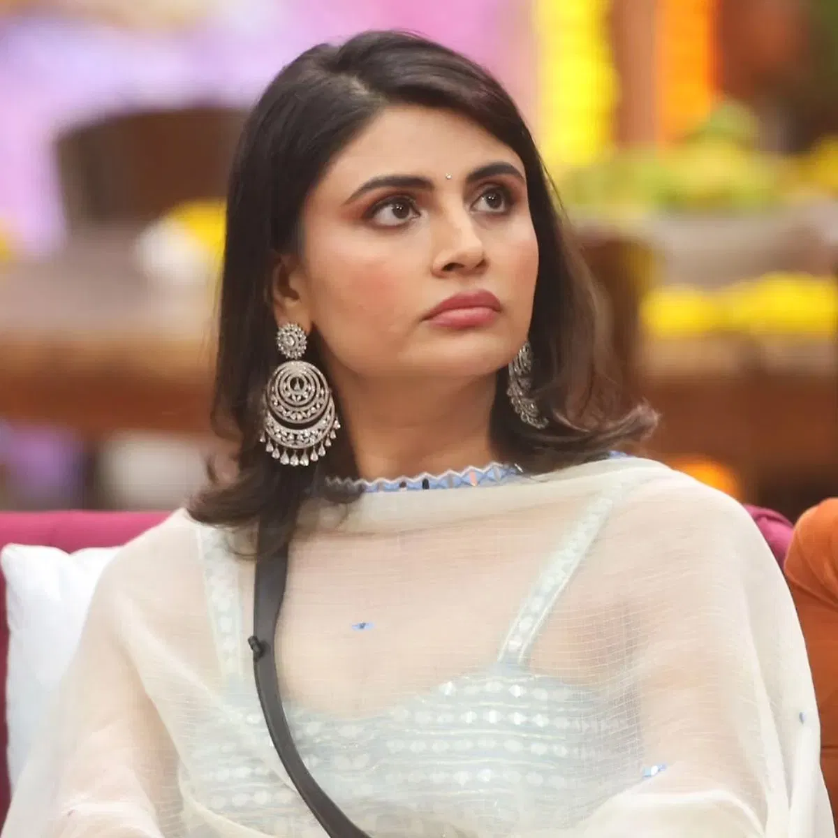 ইফালে মালতীৰ ভাতৃ ক্ৰিকেটাৰ দীপক চহৰৰ অনুৰাগীয়েও কুনিকাৰ মন্তব্যৰ পিছতে ঘেৰি ধৰিছে। অৱশ্যে সকলোৱে কৈছে যে কুনিকাই ইচ্ছাকৃতভাৱে বস্তুবোৰৰ ডাঙৰ কৰিব বিচাৰিছে।