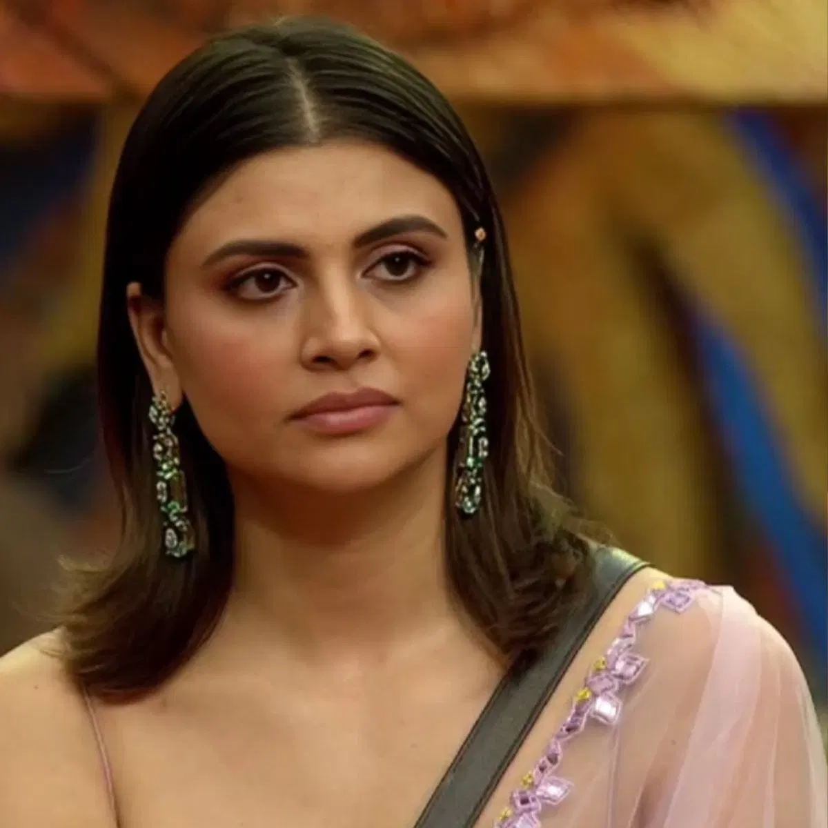 কুনিকা সদানন্দই তানিয়াক ক'লে, "মোৰ এটা কথা ক'বলগীয়া আছে। মই মোটামুটি নিশ্চিত যে এই মালতী মেডাম এগৰাকী লেচবিয়ান।" কুনিকাই ফুচফুচাই আৰু ক'লে, "তেওঁ শৰীৰৰ ভাষা আৰু তাইৰ কথা কোৱাৰ ধৰণটোৱে যেন সেইটোৱেই বুজাইছে। সেইটোত মনোযোগ দিয়ক।" তাৰ পিছত বিগ বছে ফুচফুচাই কোৱাৰ বাবে তাইৰ কথাত বাধা দিলে।