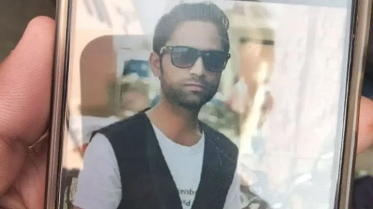 উত্তৰ প্ৰদেশৰ মীৰুটৰ বাসিন্দা ৩৫ বছৰীয়া মহছিনে ই-ৰিক্সা চলাই পৰিয়াল পোহপাল দিছিল। তেওঁ পত্নী আৰু দুটা সন্তানৰ সৈতে দৰয়াগঞ্জৰ ভাড়াঘৰত বাস কৰিছিল। লালকিল্লাৰ সন্মুখত গাড়ী বিস্ফোৰণৰ সময়ত তেওঁ যাত্ৰী কঢ়িয়াই লৈ গৈছিল। ইফালে পত্নীক ফোন কৰি ক’লে যে ট্ৰেফিক জাম হৈছে আৰু ৯ বজাৰ ভিতৰত তেওঁ ঘূৰি আহিব। এই শক্তিশালী বিস্ফোৰণত তেওঁৰ কৰুণ মৃত্যু হোৱাৰ বিপৰীতে যাত্ৰীজন গুৰুতৰভাৱে আহত হয়।