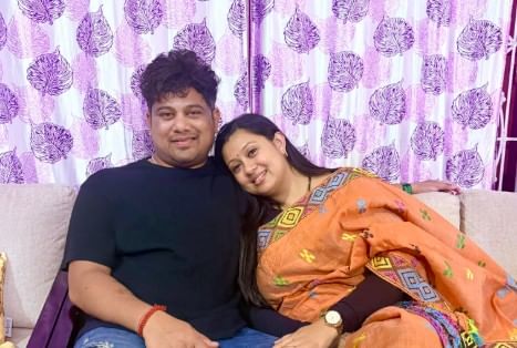 পত্নীৰ এই পোষ্টোৰ পিছতে সামাজিক মাধ্যমত অনুৰাগীয়ে শুভেচ্ছাৰে উপচাই পোলাইছে প্ৰিয় কণ্ঠশিল্পীগৰাকীক। নীলে বহু জনপ্ৰিয় গীত ৰাইজক উপহাৰ দিছে।