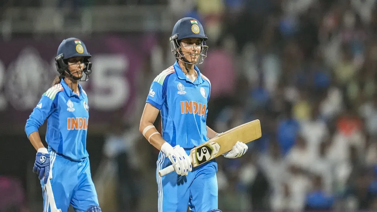 ফাইনেলত শেফালী বাৰ্মাৰ সৈতে ১০৪ ৰানৰ অংশীদাৰিত্ব কৰিছিল স্মৃতি মান্ধনাই। এই অংশীদাৰিত্বই শ্বেফালিৰ সৈতেও মুঠ ১০০০ ৰান আনিছিল। ফাইনেলত শ্বেফালীয়ে পঞ্চাশ প্লাছ স্ক’ৰ কৰে। (ফটো-পিটিআই)