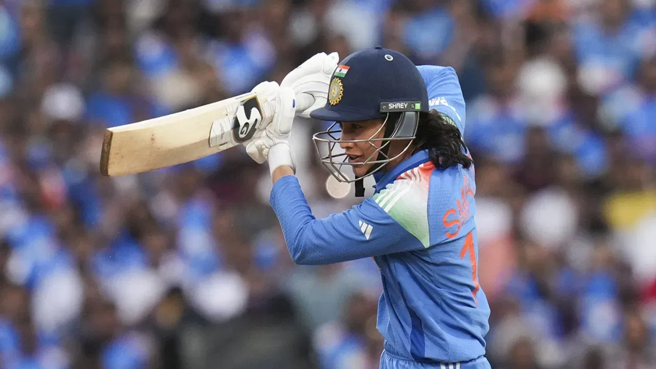 ২০১৭ চনৰ বিশ্বকাপত ৪০৯ ৰান সংগ্ৰহ কৰা প্ৰাক্তন অধিনায়ক মিতালী ৰাজক অতিক্ৰম কৰিলে স্মৃতি মান্ধনাই। এই প্ৰতিযোগিতাত মান্ধনাই ৪৩৪ ৰান সংগ্ৰহ কৰি এতিয়া অভিলেখ গঢ়িবলৈ সক্ষম হৈছে। (ফটো-পিটিআই)