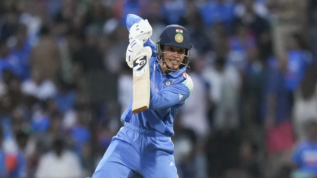 কিন্তু ফাইনেলত ডাঙৰ ইনিংছ খেলিব নোৱাৰিলে স্মৃতি মান্ধনাই। ৪৫ ৰান সংগ্ৰহ কৰিয়ে উভটিল স্মৃতি । ক্ল’ ট্ৰায়নৰ বলত কাট শ্বটৰ চেষ্টা চলাওঁতে উইকেট কিপাৰ চিনালাও জাফতাই ধৰে কেচ। (ফটো-পিটিআই)