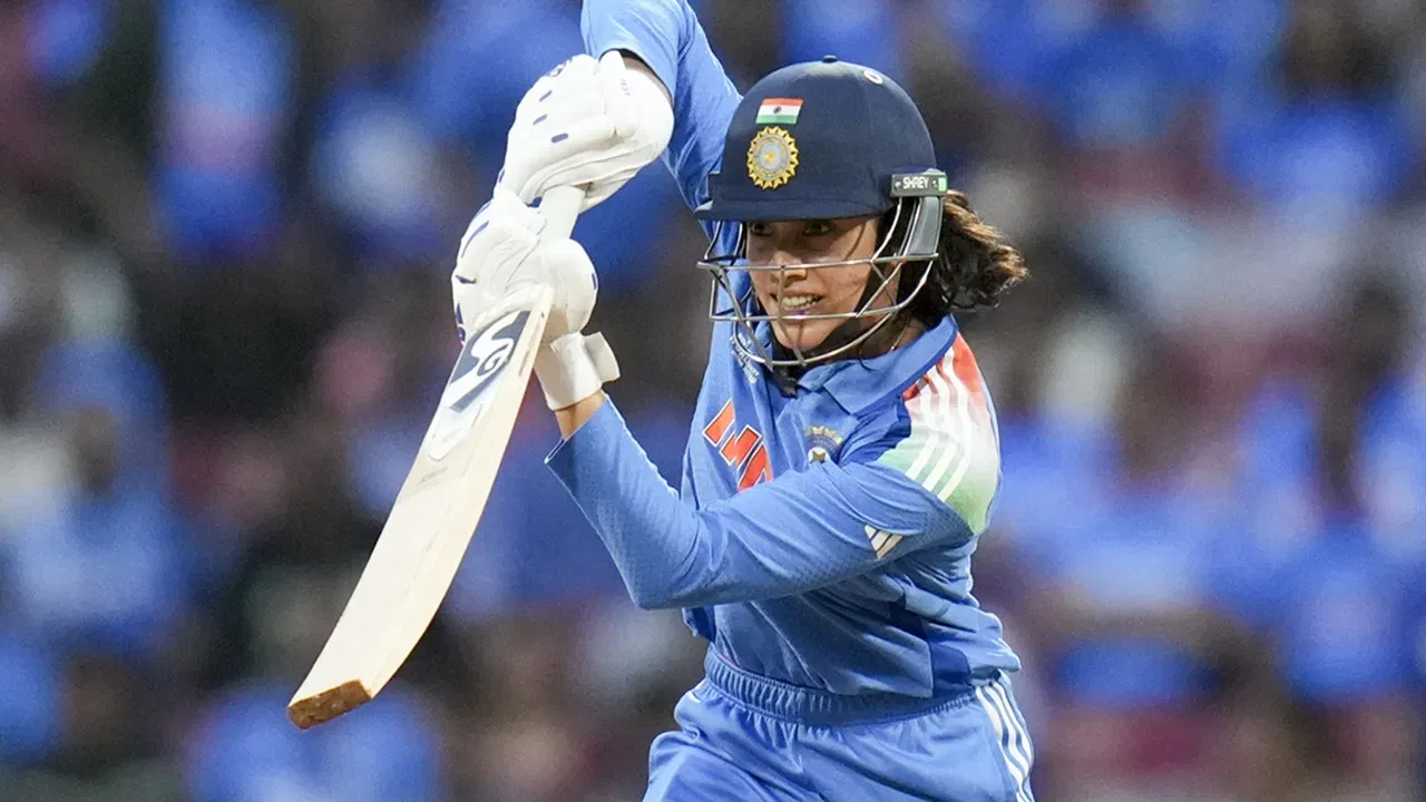 ২০২৫ চনৰ বিশ্বকাপত স্মৃতি মান্ধনাই মুঠ ৯টা ছয় আৰু ৫০টা চাৰিৰে ৰান সংগ্ৰহ কৰি এই ৰান সংগ্ৰহ কৰিছিল। তেওঁৰ গড় আছিল ৫৪.২৫। এটা শতক আৰু তিনিটা অৰ্ধশতক অৰ্জন কৰিছিল মান্ধনাই। (ফটো-পিটিআই)