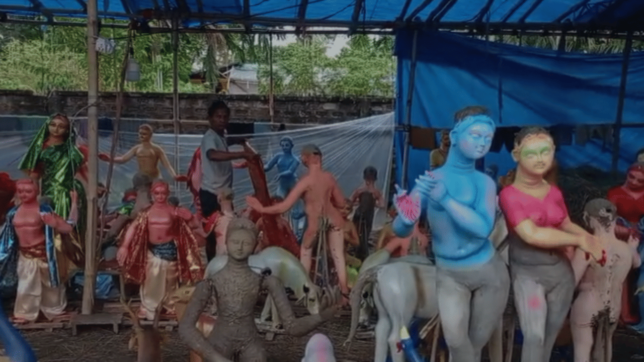 ৫ নৱেম্বৰ অৰ্থাৎ প্ৰথম দিনা ৰাস মহোৎসৱ দ্বাৰ মুকলি কৰিব ৰাজ্যপাল লক্ষ্মণ প্ৰসাদ আচাৰ্যই। বন্তি প্ৰজ্বলন কৰিব পলাশবাৰীৰ বিধায়ক হেমাংগ ঠাকুৰীয়াই, স্মৃতি গ্ৰন্থ উন্মোচন কৰিব নিউজ লাইভৰ মুখ্য সম্পাদক চৈয়দ জাৰিৰ হুছেইনে। প্ৰথম দিনাৰ এই কাৰ্যসূচীৰ লগতে উপস্থিত থাকিব সাংসদ বিজুলী কলিতা মেধি, শিক্ষা মন্ত্ৰী ৰণোজ পেগুকে ধৰি বহু গণ্যমান্য ব্যক্তিসকল।