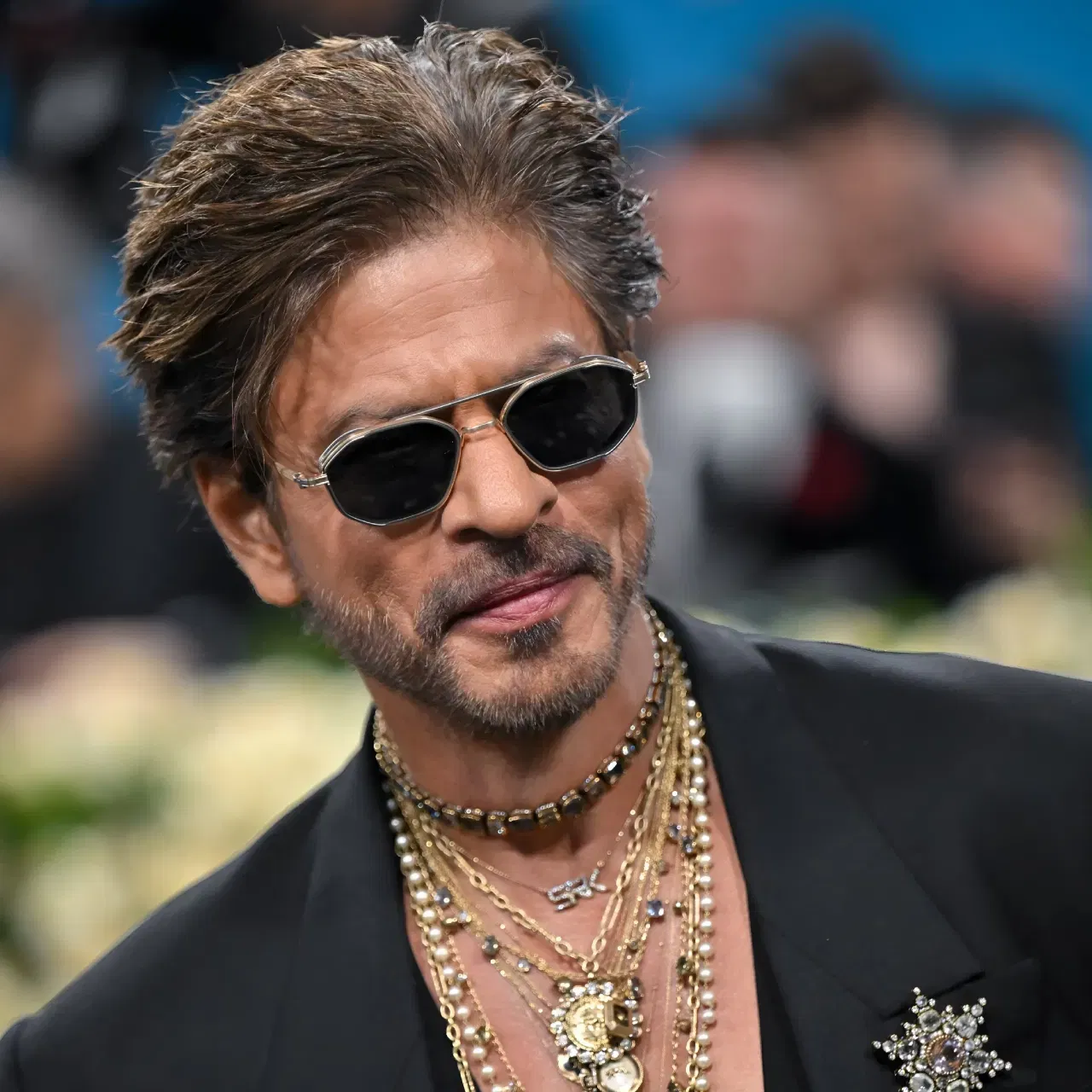 Shah Rukh Khan Birthday: চলচ্চিত্ৰ জগতত ৩৩ বছৰ সম্পূৰ্ণ কৰিলে শ্বাহৰুখ খানে। আজি (২ নৱেম্বৰ) ৬০ বছৰীয়া জন্মদিন উদযাপন কৰিছে তেওঁ। শ্বাহৰুখে ১৯৯২ চনৰ ছবি "দীৱানা"ৰ জৰিয়তে বলীউডত অভিষেক ঘটায়। আজি অভিনেতাগৰাকীৰ সৰ্বাধিক উপাৰ্জন কৰা ৬ খন ছবিৰ বিষয়ে জানো আহক, ইয়াৰে দুখন ছবিয়ে ১০০০ কোটি টকাৰ ওপৰত উপাৰ্জন কৰিছে।