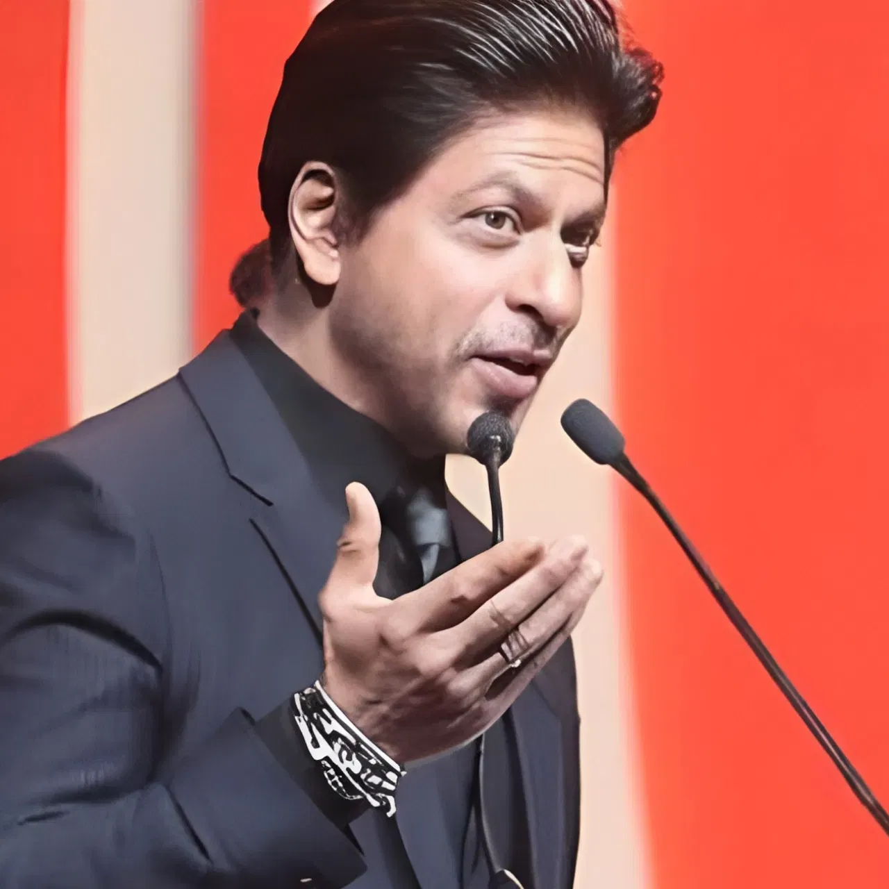 শ্বাহৰুখ খানৰ তৃতীয় সৰ্বাধিক উপাৰ্জন কৰা ছবিখন হৈছে "ডংকি।" ৰাজকুমাৰ হিৰাণীৰ পৰিচালনাত নিৰ্মিত এই ছবিখনে ভাৰতত ২২৭ কোটি (প্ৰায় ২.২৭ বিলিয়ন ডলাৰ) আৰু বিশ্বজুৰি ৪৫৪ কোটি টকা (প্ৰায় ৪.৫৪ বিলিয়ন ডলাৰ) উপাৰ্জন কৰে।