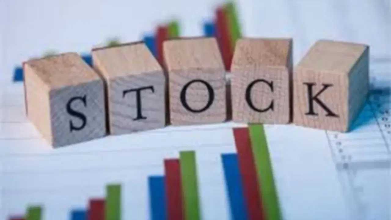 পাঁচ বছৰৰ আগতে যদি কোনো বিনিয়োগকাৰীয়ে এই বিকল্পসমূহত ১ লাখ টকাকৈ বিনিয়োগ কৰিলেহেঁতেন তেন্তে আটাইতকৈ ডাঙৰ লাভ ভাৰতী এয়াৰটেলত হ’লহেঁতেন, য’ত ১ লাখ টকা ৪.৫৩ লাখ ₹লৈ বৃদ্ধি পালেহেঁতেন। মিউচুৱেল ফাণ্ডৰ ভিতৰত সৰ্বাধিক কম্পাউণ্ডিং হ’লহেঁতেন এইচ ডি এফ চি মিড কেপ ফাণ্ডত, য’ত ১ লাখ ₹ ৩.৫১ লাখ ₹লৈ বৃদ্ধি পালেহেঁতেন। স্পষ্টভাৱে ক’ব পাৰি যে যদি আপুনি এয়াৰটেল বা আইচিআইচিআই বেংকৰ দৰে সঠিক ষ্টক বাছি ল’ব পাৰিলেহেঁতেন তেন্তে আপোনাৰ ৰিটাৰ্ণ আকৰ্ষণীয় হ’লহেঁতেন।