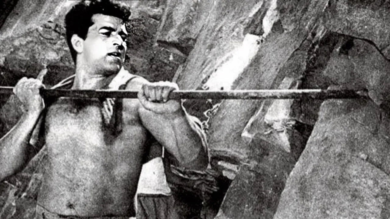 Shirtless Dharmendra In 1966 Film Phool Aur Patthar