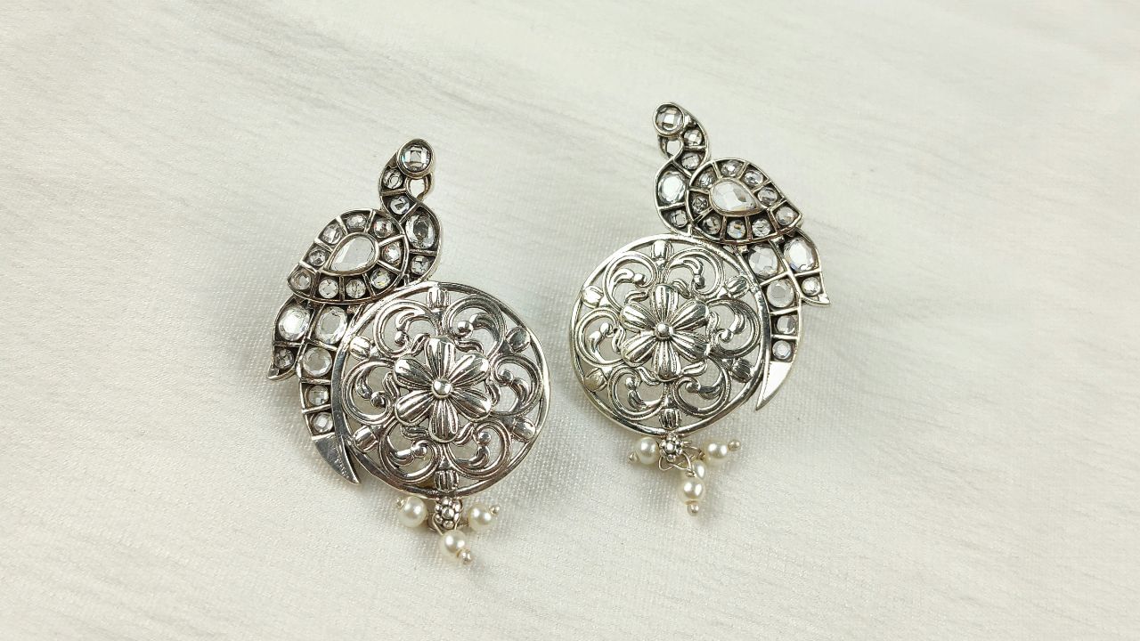 সোণৰ দৰৰ দৰেই আজি ৰূপৰ দামো আজি প্ৰতিগ্ৰামত ২.৫ টকাকৈ বৃদ্ধি পোৱা পৰিলক্ষিত হৈছে। গুড ৰিটাৰ্ণছে প্ৰকাশ কৰা মতে, আজি প্ৰতিগ্ৰাম ৰূপৰ দৰ ১৫৫ টকা হৈছে। সেই অনুসৰি আজি বজাৰত মুঠ ২,৫০০ টকা বৃদ্ধিৰে এক কিলোগ্ৰাম ৰূপৰ দাম ১,৫৫,০০০ টকা হ’ব।