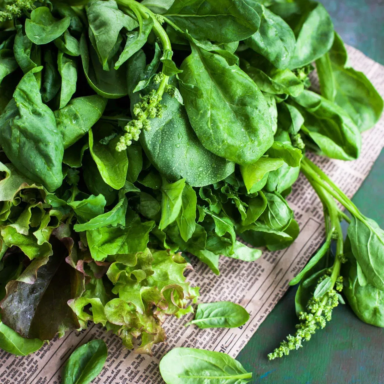 পালেং আইৰণৰ এক উৎকৃষ্ট উৎস। ইয়াৰ উপৰিও ইয়াত যথেষ্ট পৰিমাণৰ ভিটামিন এ আৰু চি থাকে। পালেঙত পোৱা পুষ্টিকৰ উপাদানে মূৰৰ ছালত চেবাম (প্ৰাকৃতিক তেল) উৎপন্ন কৰাত সহায় কৰে, যিয়ে চুলিৰ গুৰিক প্ৰাকৃতিক আৰ্দ্ৰতা প্ৰদান কৰে আৰু চুলিৰ বৃদ্ধিত সহায় কৰে।