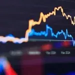 বাজাজ ফাইনেন্স তালিকাৰ শীৰ্ষত আছে, যোৱা ২৮ বছৰত আচৰিত ধৰণৰ ৪১০,১৩১% ৰিটাৰ্ণ দিছে। কোটাক মহিন্দ্ৰা বেংকেও ইয়াৰ পিছতে আছে, ২৩৭,৩০৩% ৰিটাৰ্ণৰ আচৰিত ধৰণৰ ৰিটাৰ্ণ প্ৰদান কৰি বিনিয়োগকাৰীক ধনী কৰি তুলিছে। তেওঁলোকৰ শক্তিশালী প্ৰদৰ্শনৰ ফলত ১০ হাজাৰ টকাৰ বিনিয়োগ কোটি কোটিলৈ বৃদ্ধি পাইছে।