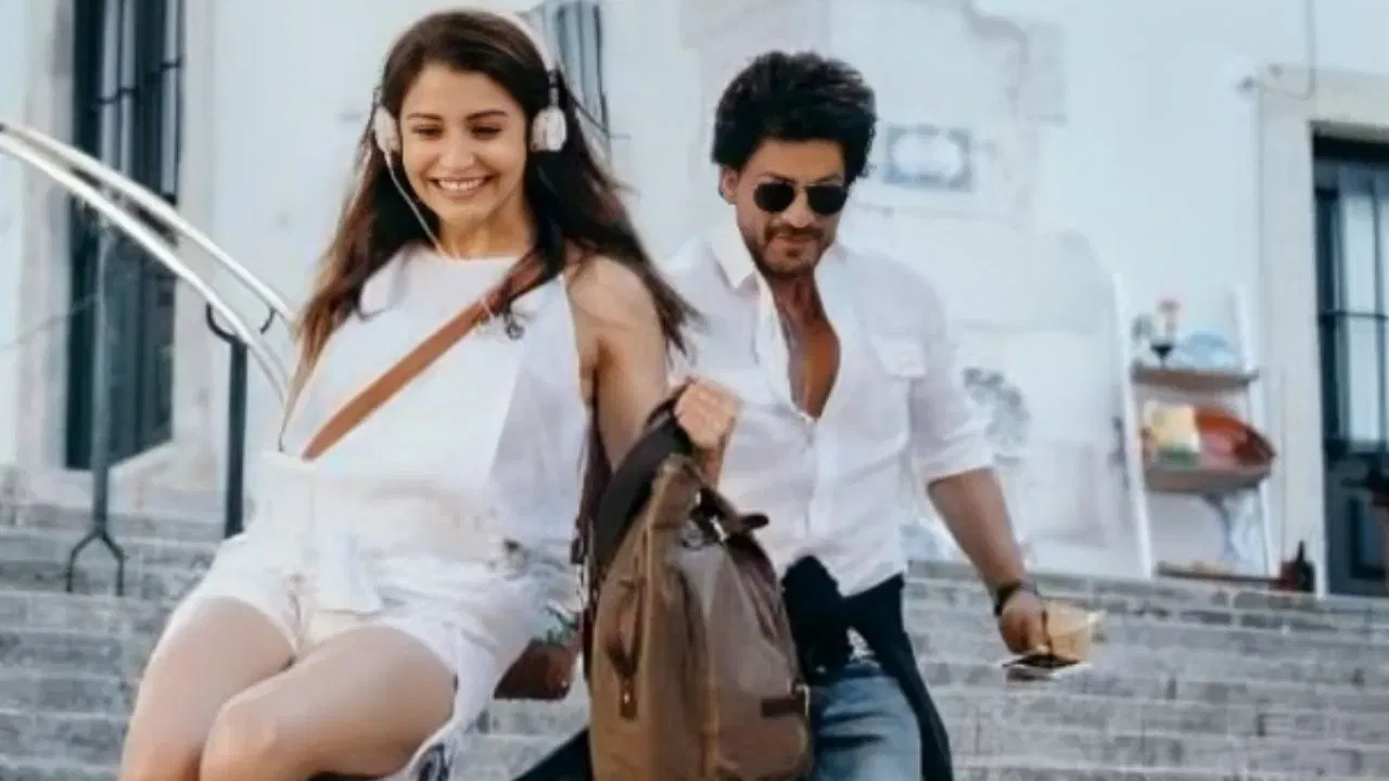 এই ছবিখনে বক্স অফিচত শ্বাহৰুখ খান আৰু অনুষ্কা শৰ্মাৰ বিগ বাজেটৰ ছবি ‘জব হেৰী মেট চেজল’ৰ সৈতে মুখামুখি হৈছিল আৰু শ্বাহৰুখৰ ছবিখনক অতিক্ৰম কৰিছিল।