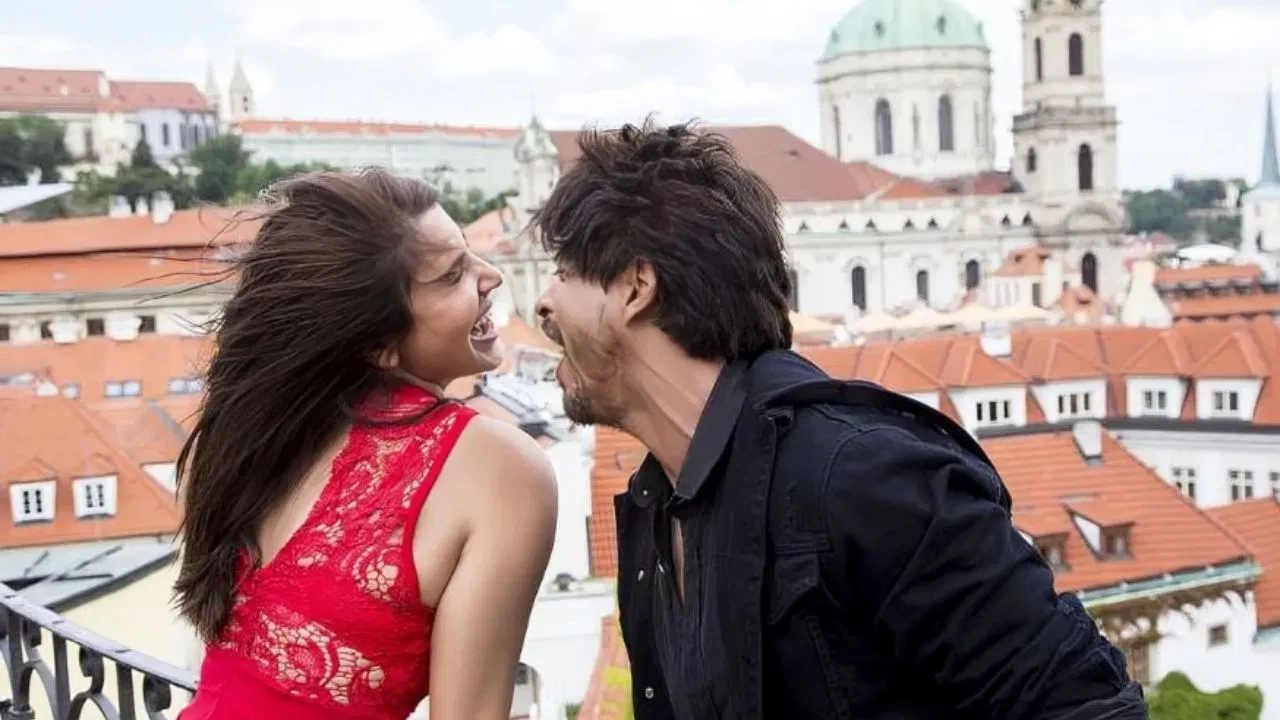 টয়লেট এক প্ৰেম কথাই বক্স অফিচত ৩০০ কোটিৰো অধিক উপাৰ্জন কৰাৰ বিপৰীতে শ্বাহৰুখৰ ছবিখনে ১৫৩ কোটি টকা সংগ্ৰহ কৰিছিল।