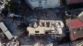 খহি পৰিছে এটাৰ পিছত আনটো অট্টালিকা, কাৰণ...