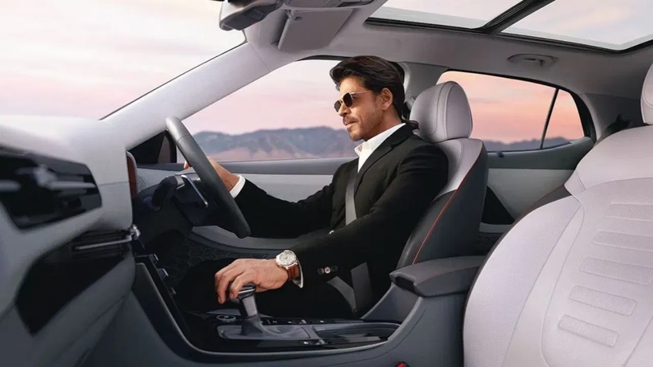 হুণ্ডাই ক্ৰেটাত পিছফালৰ আৰ্মৰেষ্ট, পিছফালৰ এচি ভেণ্ট, দুটা ষ্টেপৰ ৰিক্লাইনৰ সৈতে ৬০:৪০ স্প্লিট ৰিয়াৰ চিট, পাৱাৰড টেইলগেট ৰিলিজ, আৰু টিল্ট-টেলিস্কোপিক ষ্টিয়াৰিঙৰ দৰে বৈশিষ্ট্যও আছে। অৱশ্যে ক্ৰেটাৰ বেছ ভেৰিয়েণ্টত এতিয়াও ১৬ ইঞ্চিৰ ষ্টীলৰ চকা পোৱা যায়, আনহাতে টাটা ছিয়েৰাৰ বেছ ভেৰিয়েণ্টত ১৭ ইঞ্চিৰ চকা পোৱা যায়।