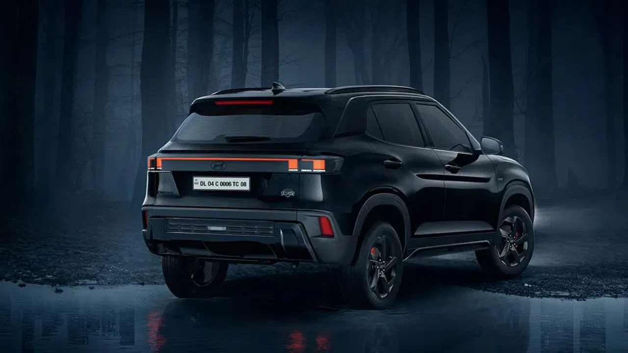 হুণ্ডাইয়ে ক্ৰেটা লাইনআপত কেইবাটাও নতুন বৈশিষ্ট্যও প্ৰৱৰ্তন কৰিছে, য’ত আছে ডুৱেল জ’ন অটোমেটিক ক্লাইমেট কণ্ট্ৰ’ল, এণ্ড্ৰইড অটো আৰু এপল কাৰপ্লেৰ বাবে ৱায়াৰলেচ কানেক্টিভিতি, ডেচকেম আৰু ১৮ ইঞ্চিৰ এলয় হুইল।