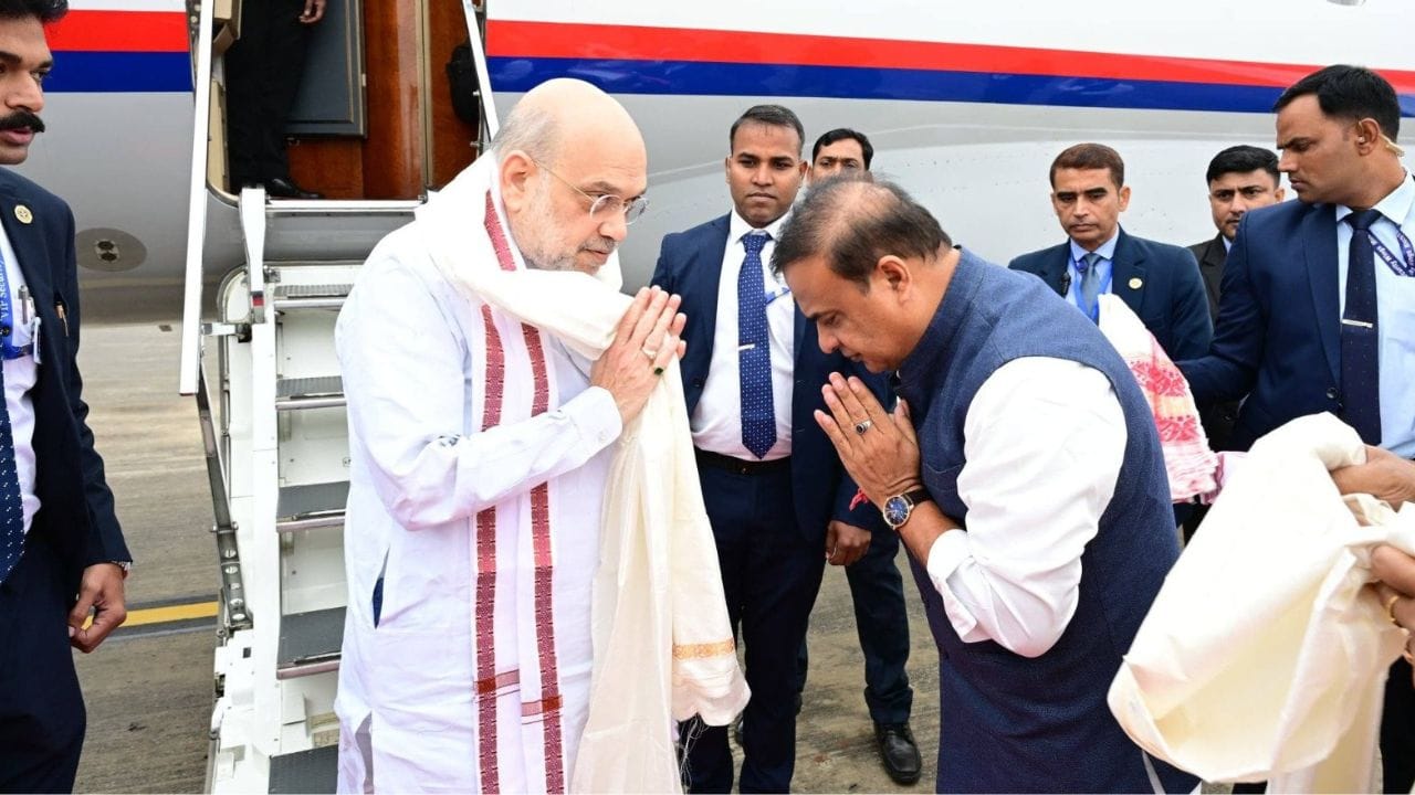 অসমত উপস্থিত হৈছে কেন্দ্ৰীয় গৃহমন্ত্ৰী অমিত শ্বাহ। মুখ্যমন্ত্ৰী হিমন্ত বিশ্ব শৰ্মাই বৰঝাৰ বিমান বন্দৰত আদৰণি জনায় কেন্দ্ৰীয় গৃহমন্ত্ৰীগৰাকীক। এই ভ্ৰমণসূচীৰ সময়ত অমিত শ্বাহে কেইবাটাও কাৰ্যসূচীত অংশগ্ৰহণ কৰিব।
