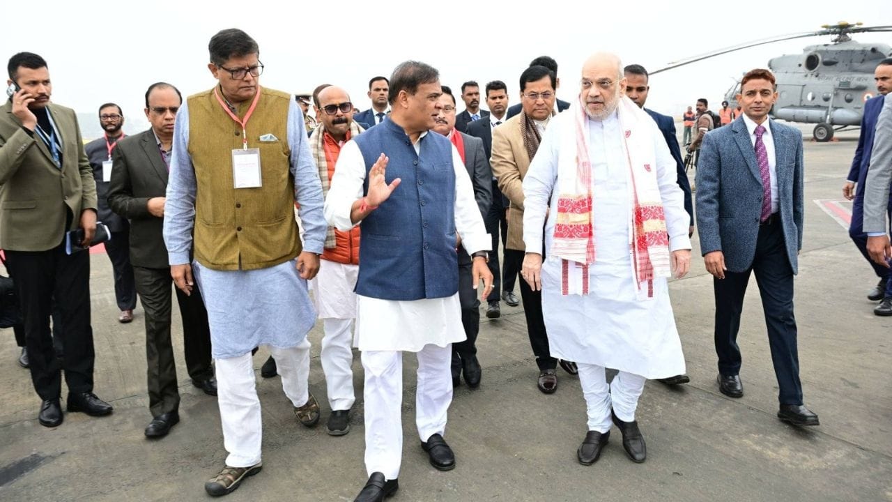 বিমানবন্দৰৰ পৰা কেন্দ্ৰীয় গৃহমন্ত্ৰীগৰাকী মহাপুৰুষ শ্ৰীমন্ত শংকৰদেৱৰ জন্মস্থান নগাঁৰ বটদ্ৰৱালৈ ৰাওনা হয়। ইয়াৰ পিছতে তেওঁ উদ্বোধন কৰিব বটদ্ৰৱাৰ অভিলাসী প্ৰকল্প। এই সময়ত অমিত শ্বাহে উপস্থিত ভকত-বৈষ্ণৱৰ সমুখত ভাষণ প্ৰদান কৰিব গৃহমন্ত্ৰীয়ে।