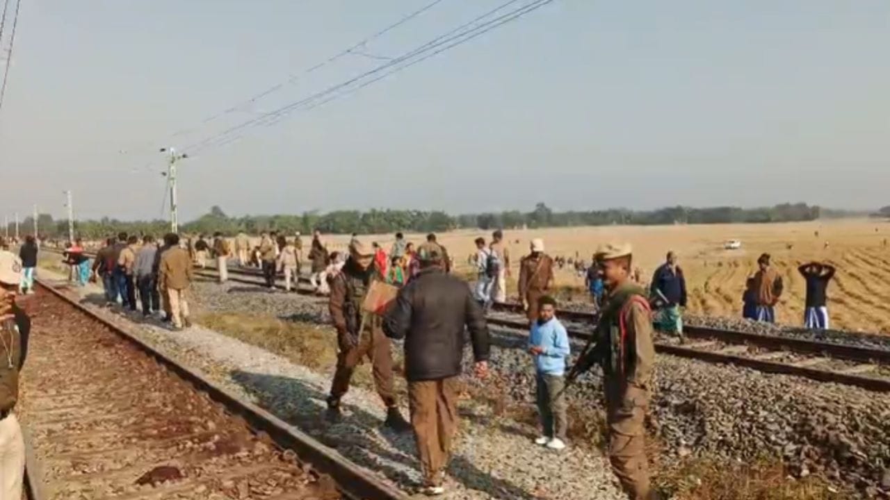 আনহাতে দুৰ্ঘটনাৰ বাবে ৬খন ৰে’লৰ চলাচলো বাতিল কৰা হৈছে। কৰ্তৃপক্ষই সদৰী কৰা তথ্য অনুসৰি দুৰ্ঘটনাৰ পিছত ৰঙিয়া-নিউ তিনিচুকীয়া এক্সপ্ৰেছ, গুৱাহাটী-যোৰহাট টাউন সংযোগী জনশতাব্দী এক্সপ্ৰেছ বাতিল কৰা হৈছে।