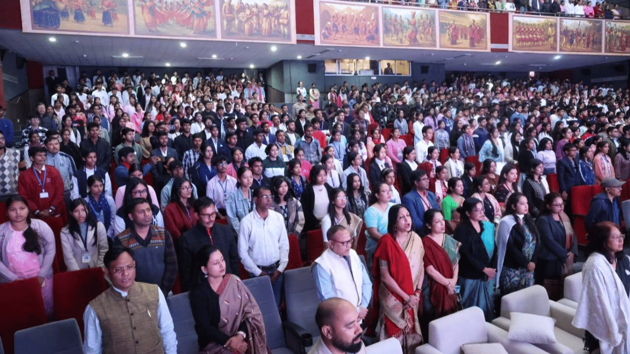 উল্লেখ্য যে, প্ৰথম অৱস্থাত এই বঁটাৰ অধীনত ছাত্ৰ-ছাত্ৰীসকলক লেপটপ প্ৰদান কৰা হৈছিল। কিন্তু এই আঁচনিৰ অধীনত এতিয়া স্কুটাৰ বিতৰণ কৰা হয়। প্ৰতিবছৰে হাজাৰ হাজাৰ শিক্ষাৰ্থীক এই বঁটা প্ৰদান কৰি প্ৰেৰণা যগোৱাৰ চেষ্টা কৰি আহিছে চৰকাৰে।