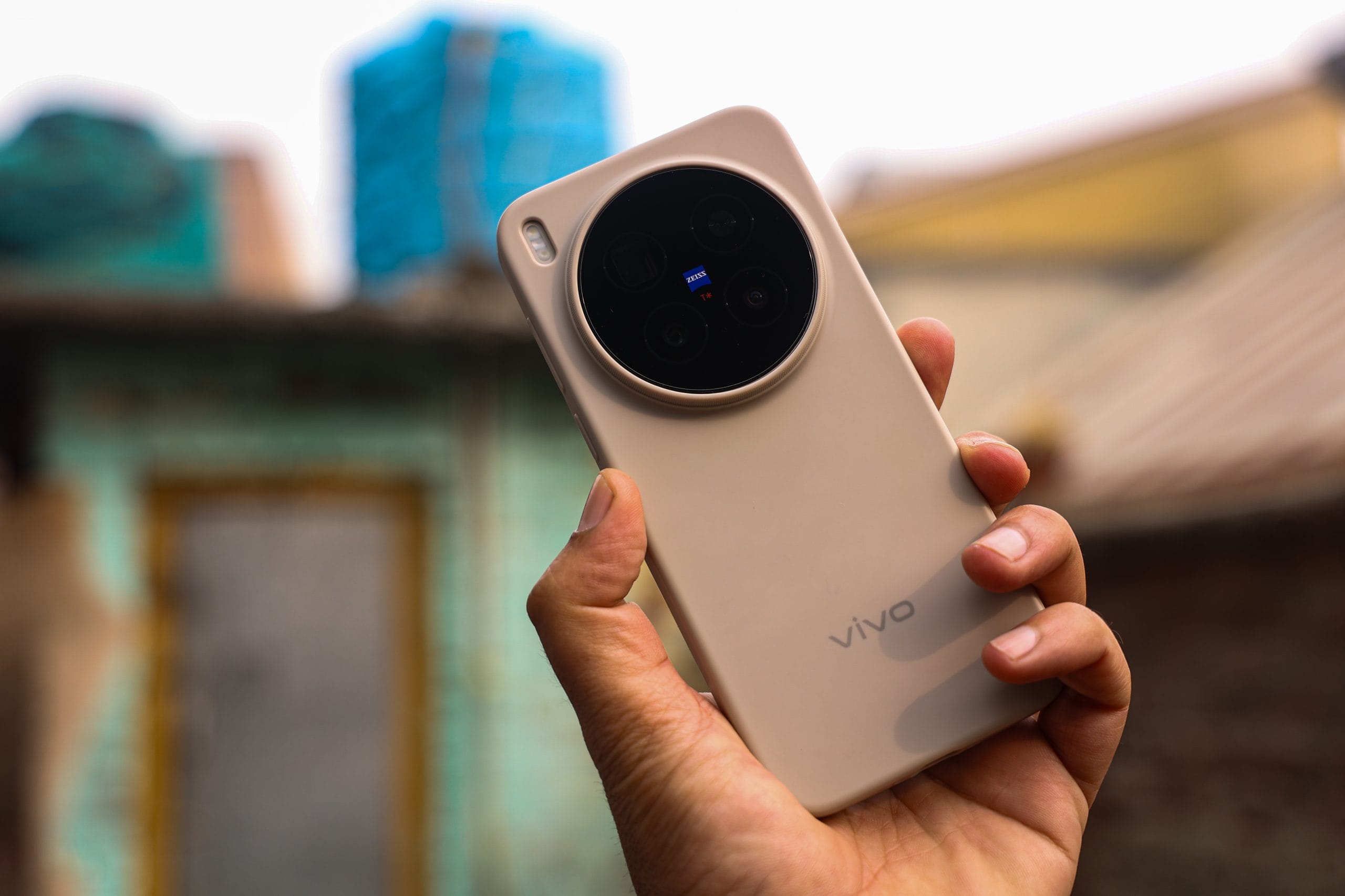 Vivo X300 Pro: এই Vivo স্মাৰ্টফোনত 50MP প্ৰাইমেৰী কেমেৰা, 50MP আল্ট্ৰা-ৱাইড লেন্স, আৰু 200MP টেলিফটো লেন্স আছে। টেলিফ কেমেৰাই 20x জুম পৰ্যন্ত সমৰ্থন কৰে। প্ৰাথমিক কেমেৰাত চ’নী LYT 828 চেন্সৰ ব্যৱহাৰ কৰা হৈছে। ইয়াৰ উপৰিও এই হেণ্ডছেটত চেলফিৰ বাবে 50200MP ফ্ৰন্ট কেমেৰা আছে। 
