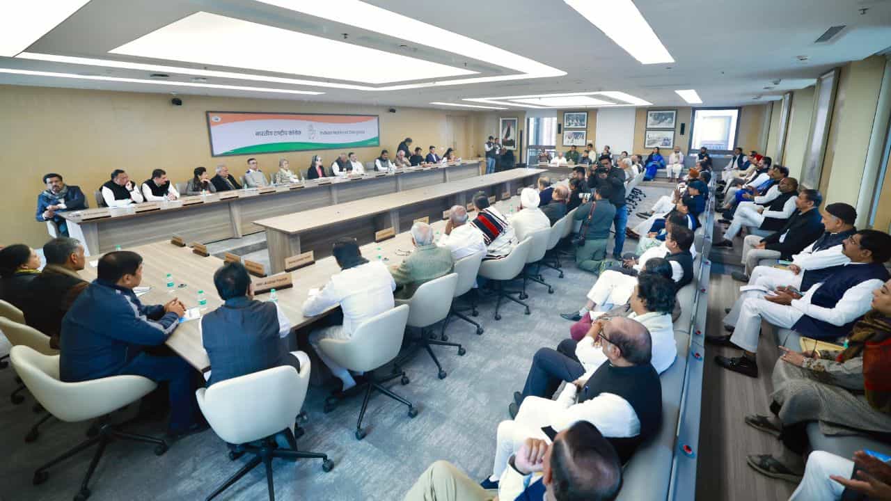 দিল্লীৰ ইন্দিৰা ভৱনত কংগ্ৰেছ ৱৰ্কিং কমিটীৰ বৈঠক, নিমন্ত্ৰণ নাপালে ডি কে শিৱকুমাৰে, ৰাহুলক লৈ বিশেষ টিপ্পনী বিজেপিৰ